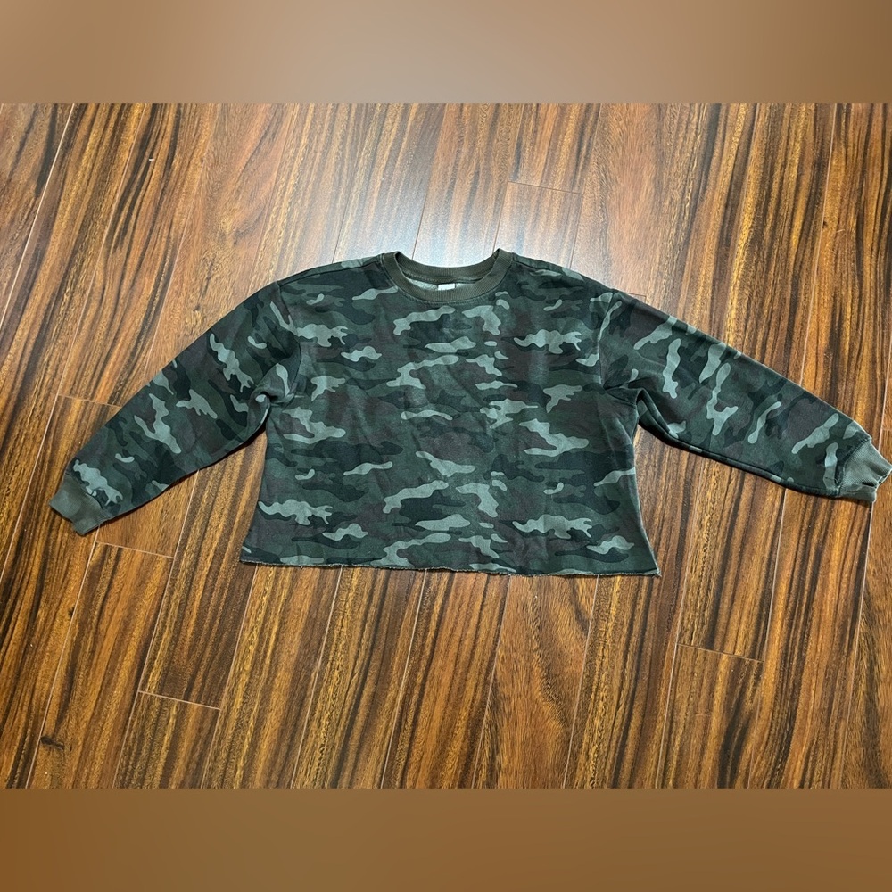 Women’s J.O & Co camo sweatshirt - size medium